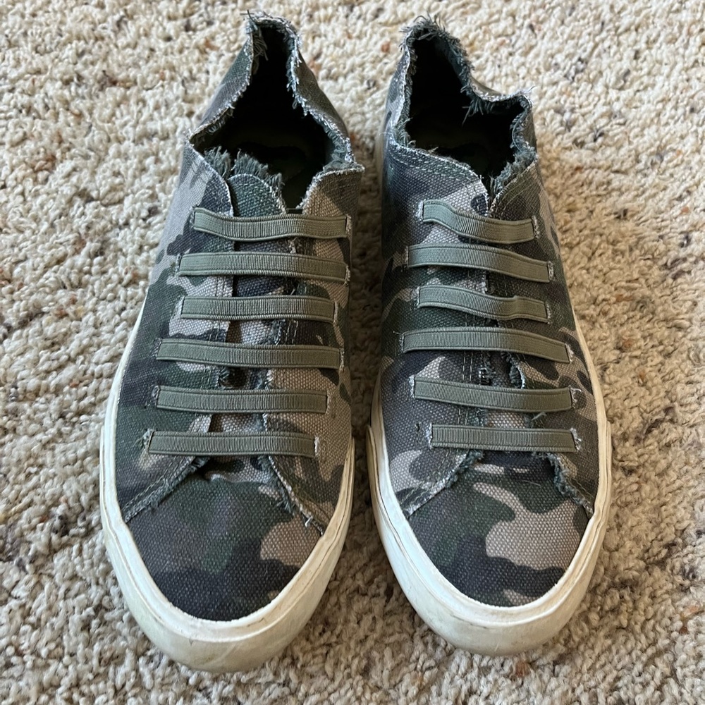 Women’s size 9 Rocket Dog